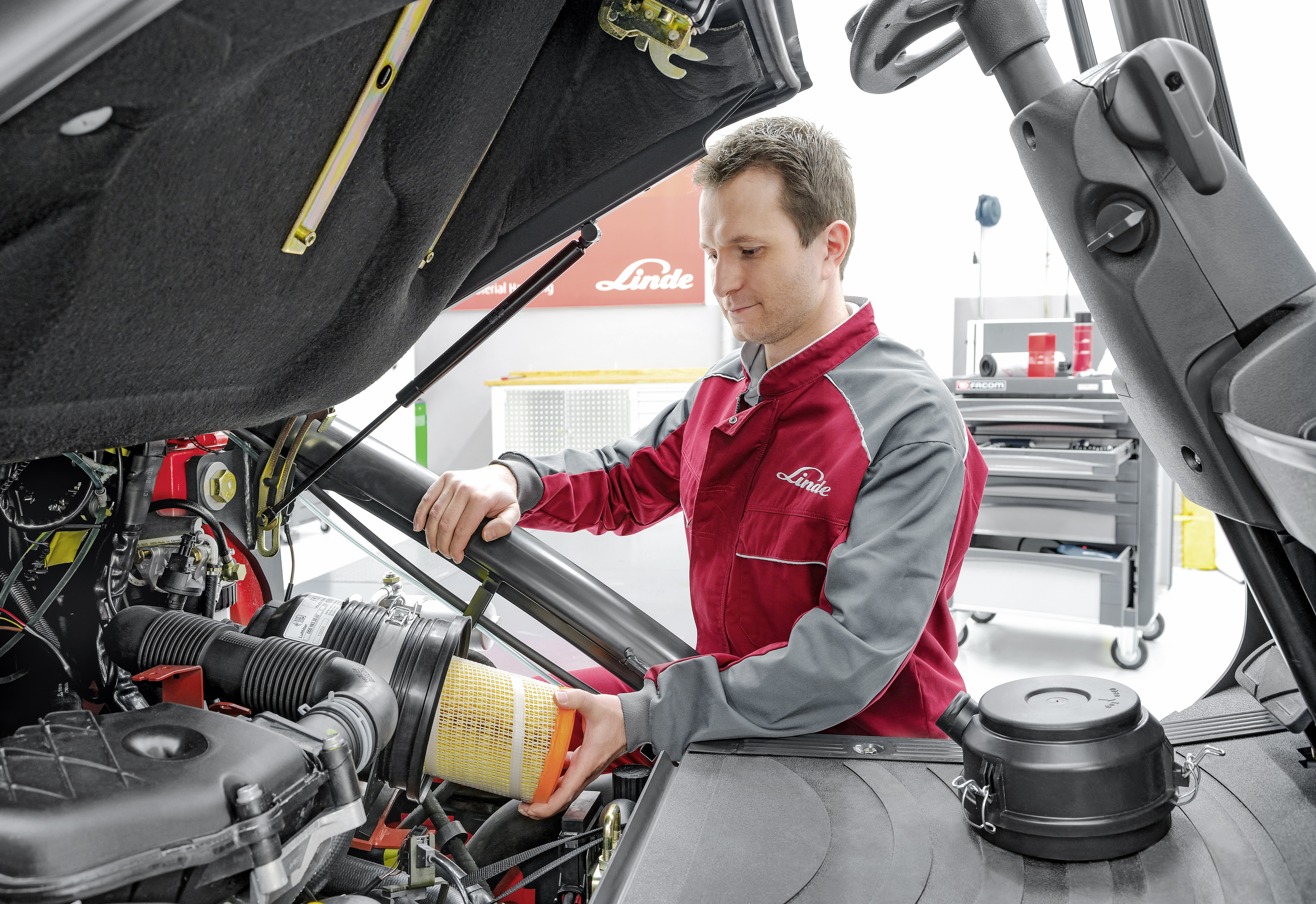 Linde service technician maintaining forklift 