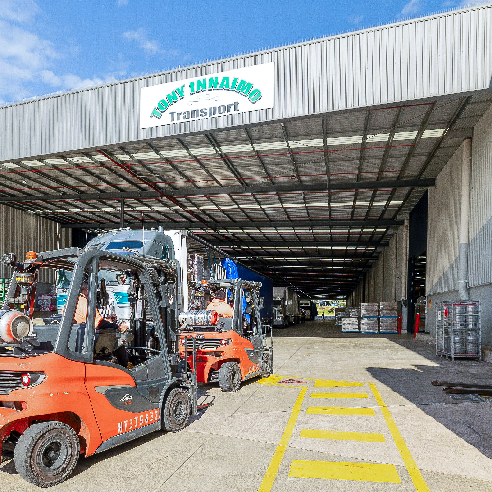 Various Linde IC forklifts at STR customer Tony Innaimo Transport