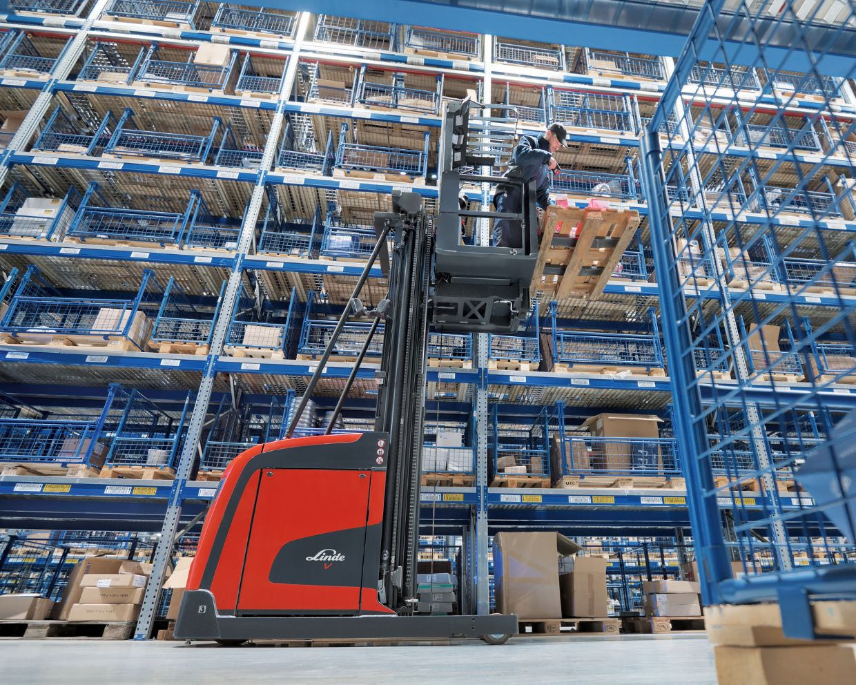 Photo of Linde order picker for article