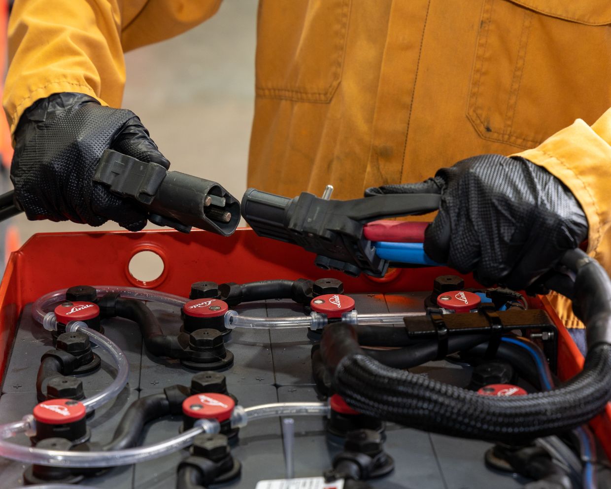 Making a forklift battery replacement
