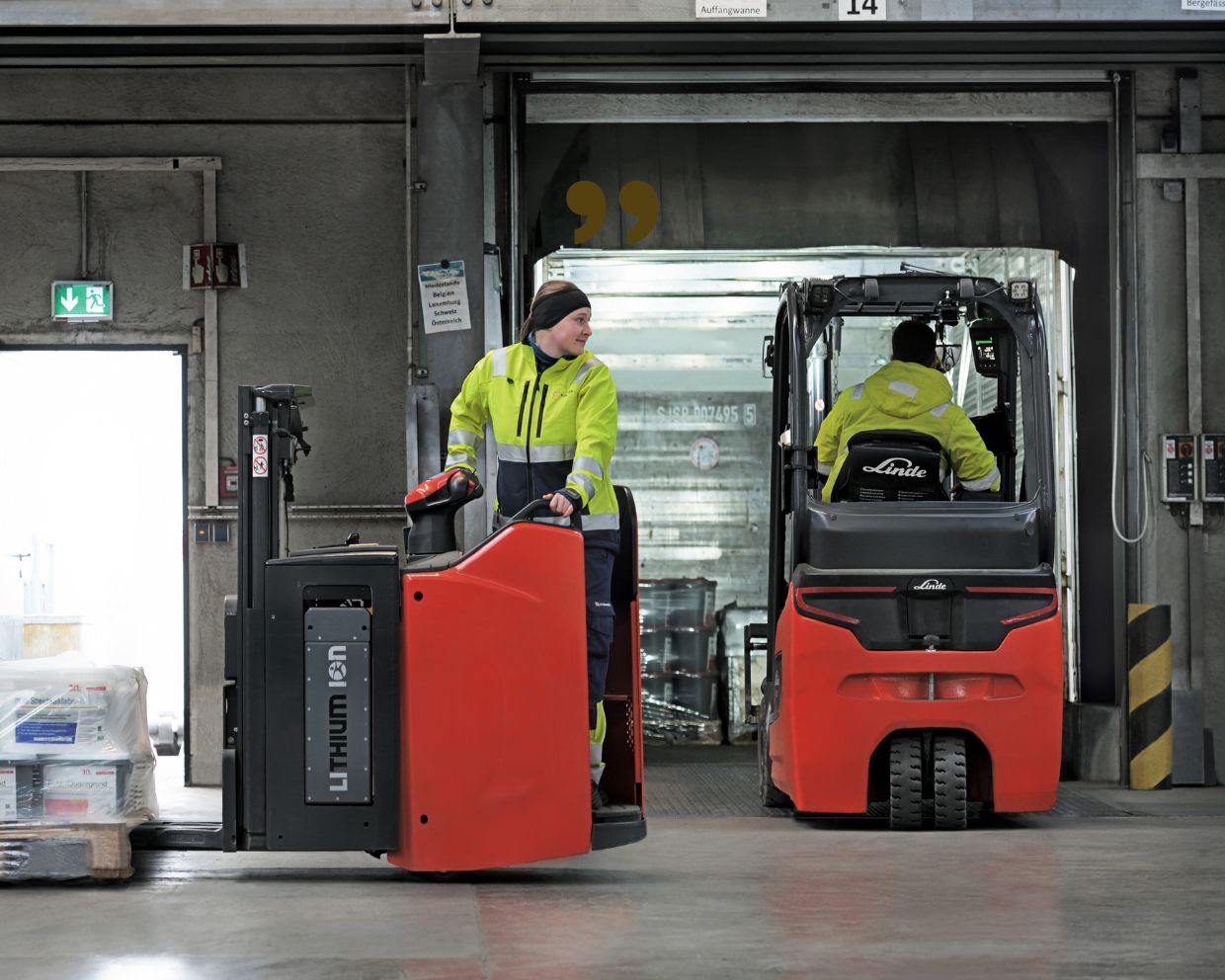 Photo of a Linde MH pallet jack and forklift