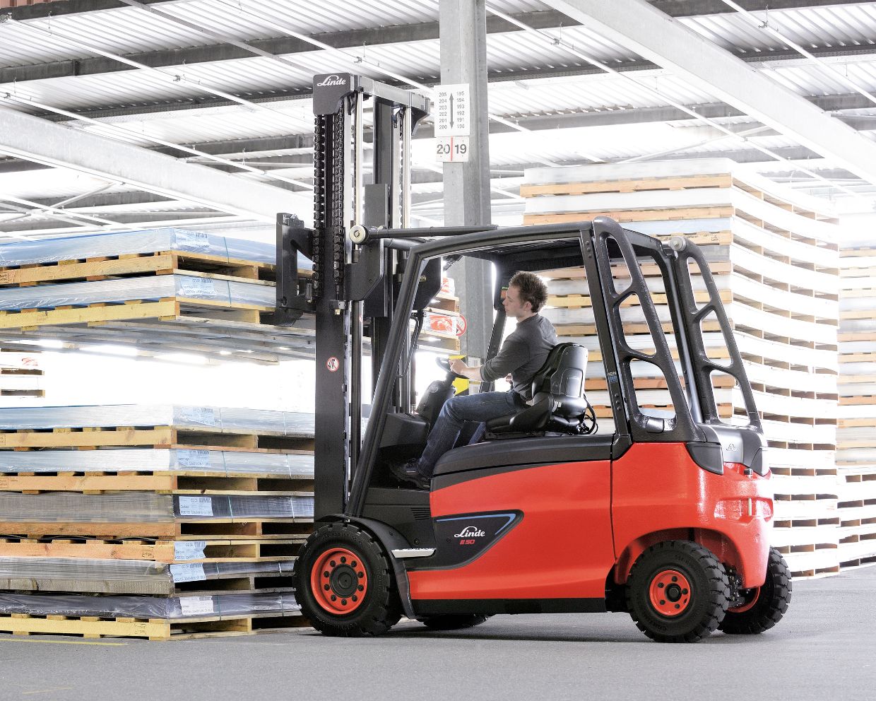 Photo of a new forklift from Linde being used