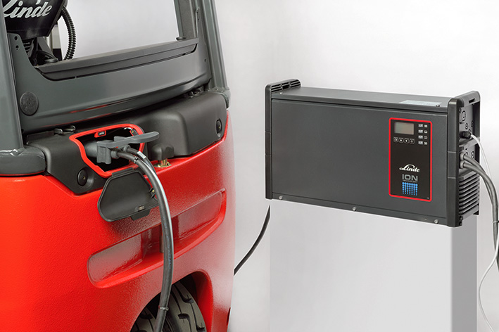 Linde lithium-ion battery and mounted charger