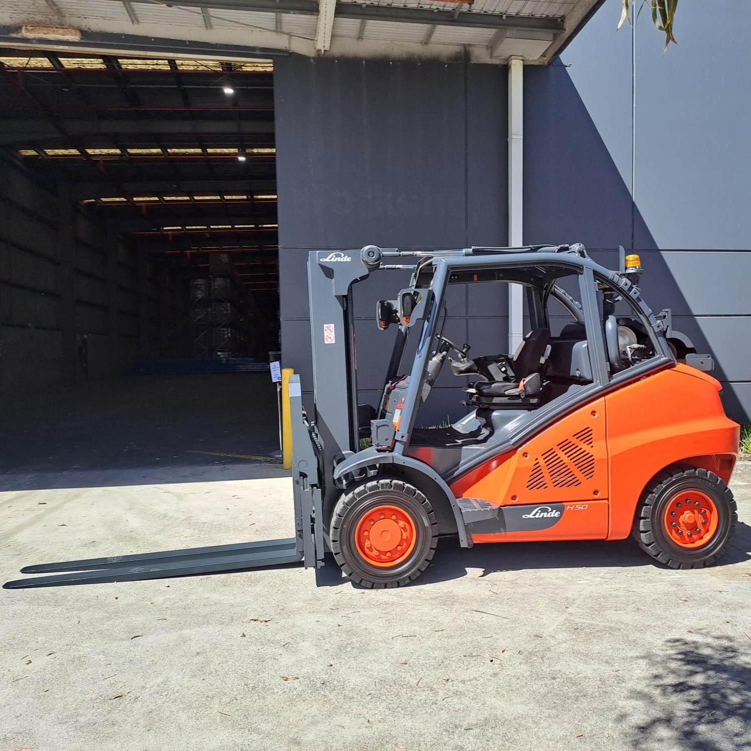 Linde Used Forklift at Nikpol