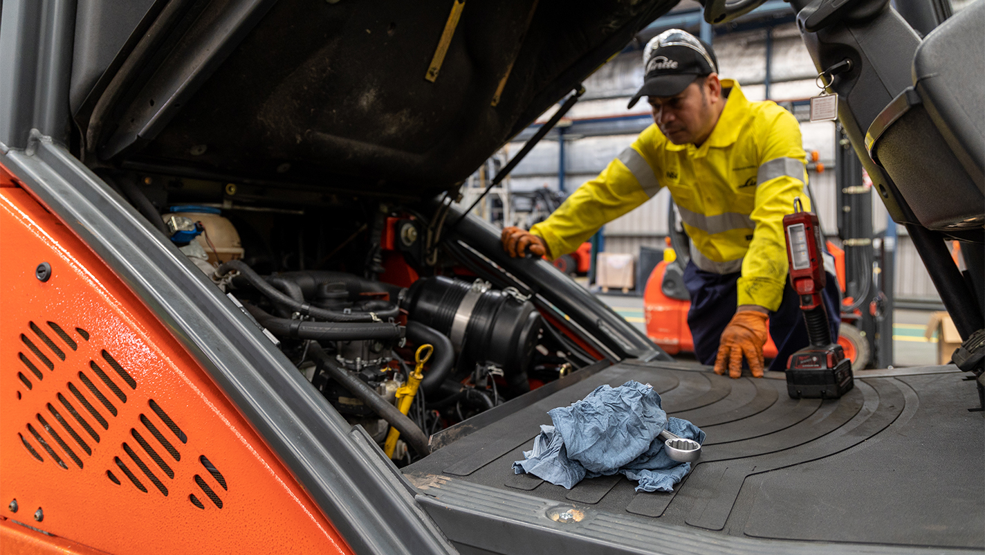 Engine service on a used Linde forklift