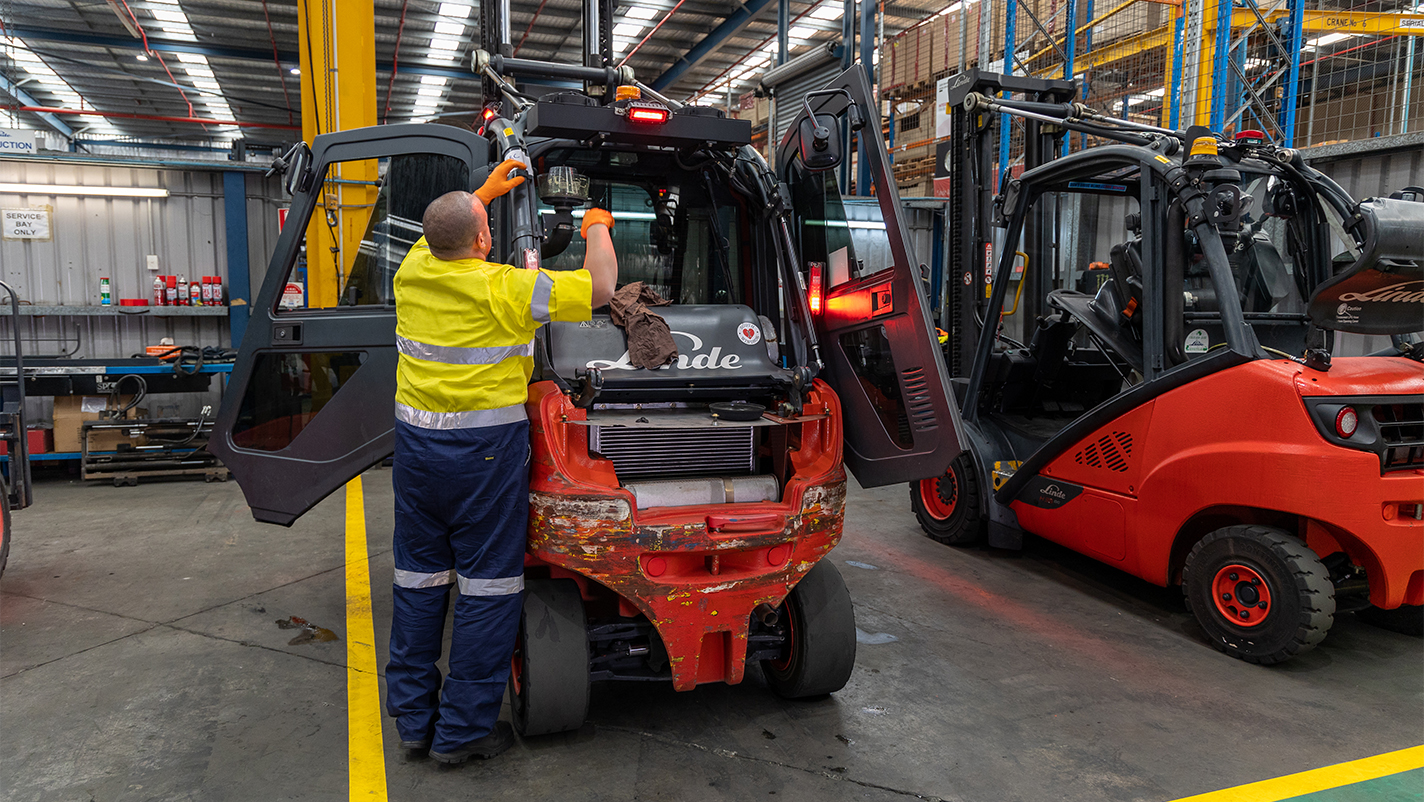 Servicing of a used Linde forklift