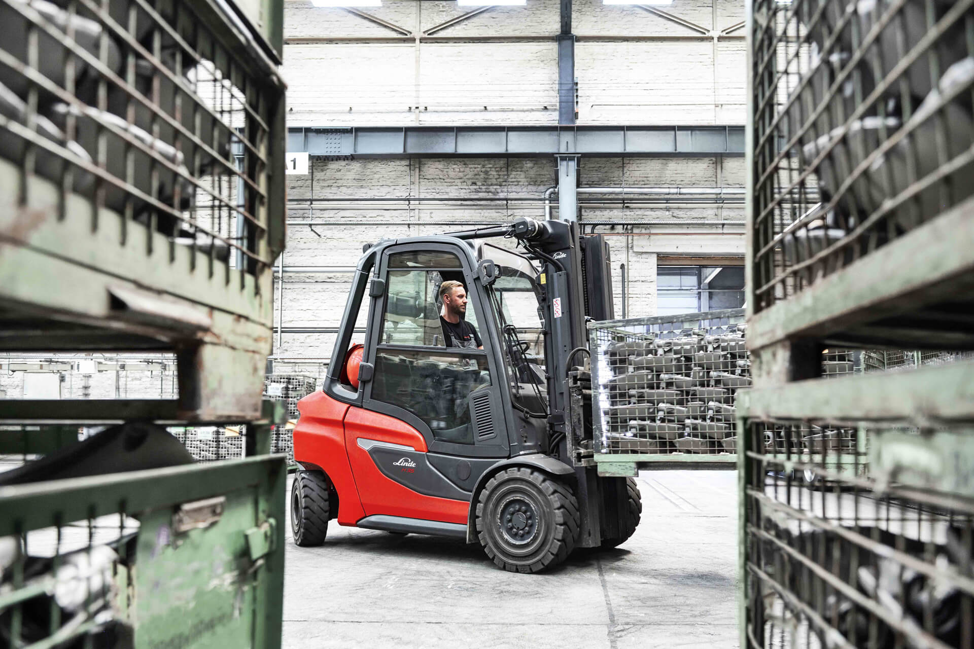 Linde H20-H35 1202 series forklift in warehouse
